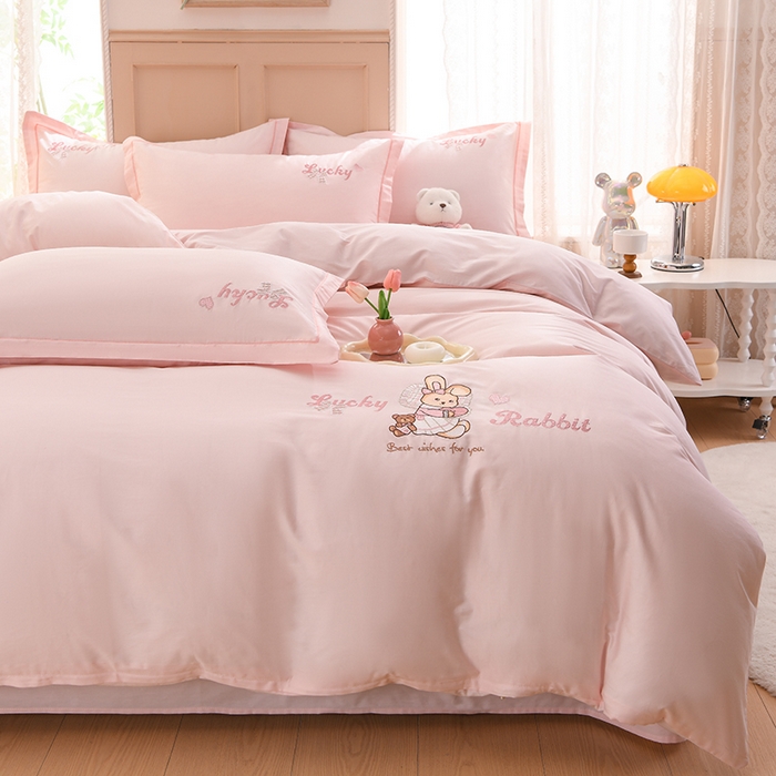 91家纺网 家纺一手货源 找家纺 登登家纺 2025新款A类长绒棉刺绣四件套-卡通 兔熊-粉