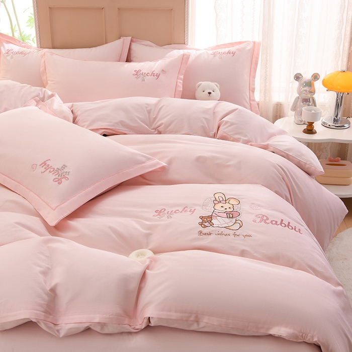 91家纺网 家纺一手货源 找家纺 登登家纺 2025新款A类长绒棉刺绣四件套-卡通 兔熊-粉