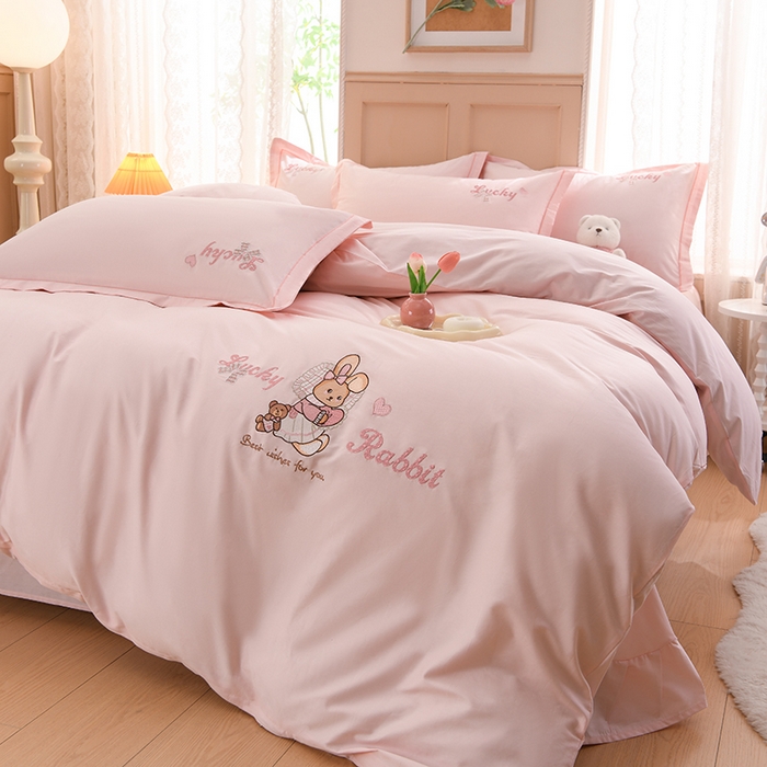 91家纺网 家纺一手货源 找家纺 登登家纺 2025新款A类长绒棉刺绣四件套-卡通 兔熊-粉