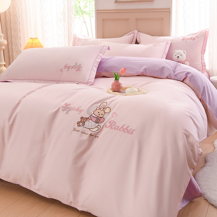 91家纺网 家纺一手货源 找家纺 登登家纺 2025新款A类长绒棉刺绣四件套-卡通 兔熊-粉紫