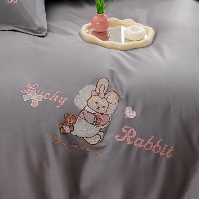 91家纺网 家纺一手货源 找家纺 登登家纺 2025新款A类长绒棉刺绣四件套-卡通 兔熊-灰