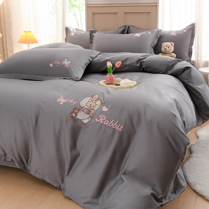 91家纺网 家纺一手货源 找家纺 登登家纺 2025新款A类长绒棉刺绣四件套-卡通 兔熊-灰