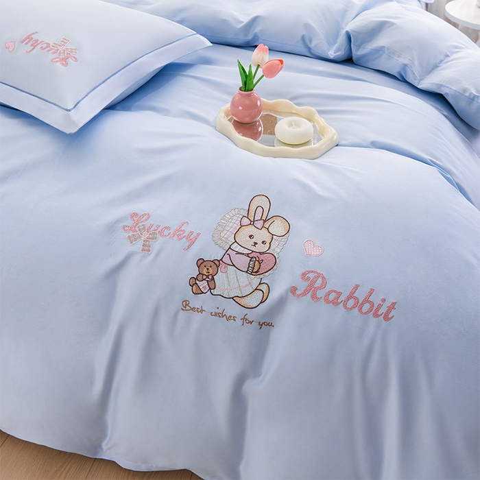 91家纺网 家纺一手货源 找家纺 登登家纺 2025新款A类长绒棉刺绣四件套-卡通 兔熊-蓝