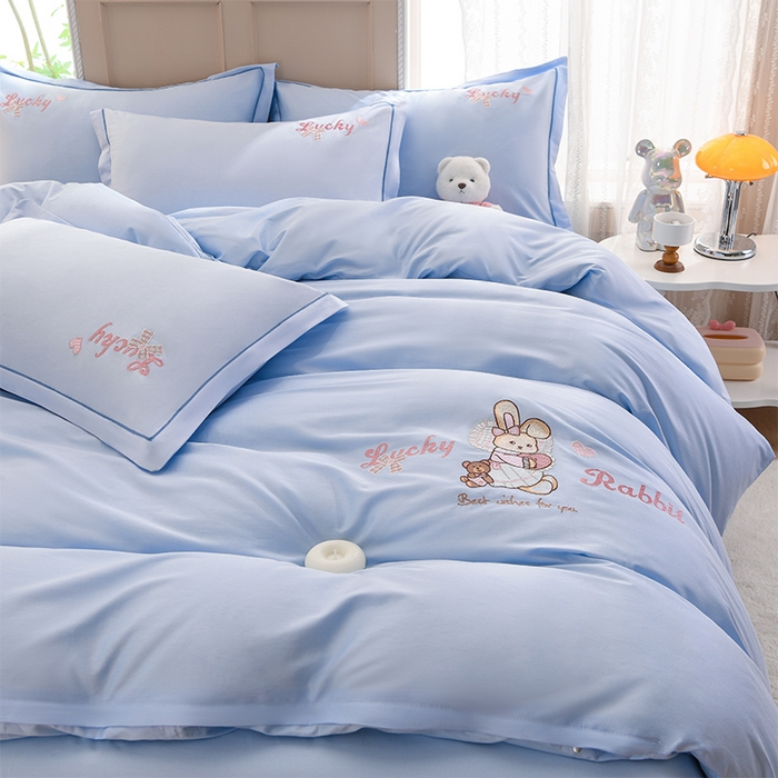 91家纺网 家纺一手货源 找家纺 登登家纺 2025新款A类长绒棉刺绣四件套-卡通 兔熊-蓝