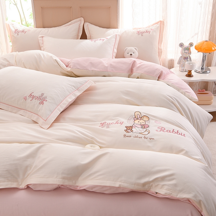 91家纺网 家纺一手货源 找家纺 登登家纺 2025新款A类长绒棉刺绣四件套-卡通 兔熊-轻白