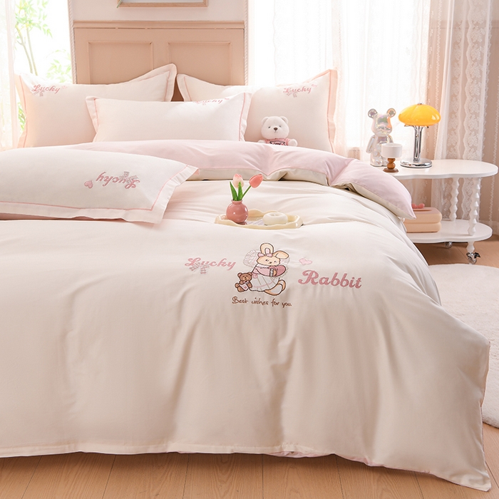 91家纺网 家纺一手货源 找家纺 登登家纺 2025新款A类长绒棉刺绣四件套-卡通 兔熊-轻白