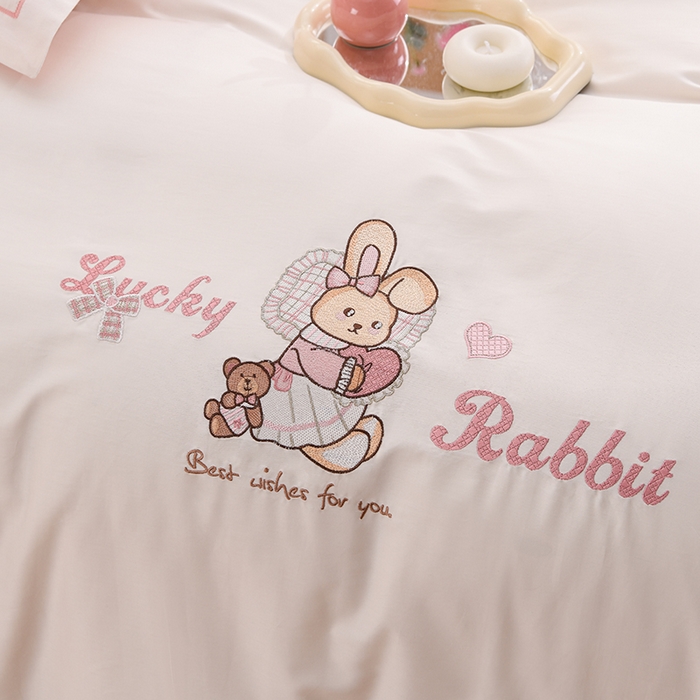 91家纺网 家纺一手货源 找家纺 登登家纺 2025新款A类长绒棉刺绣四件套-卡通 兔熊-轻白