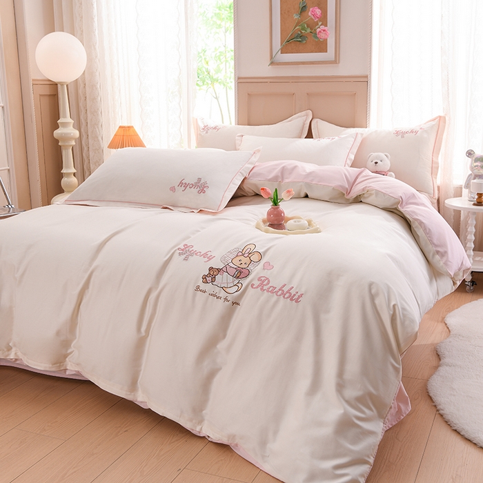 91家纺网 家纺一手货源 找家纺 登登家纺 2025新款A类长绒棉刺绣四件套-卡通 兔熊-轻白