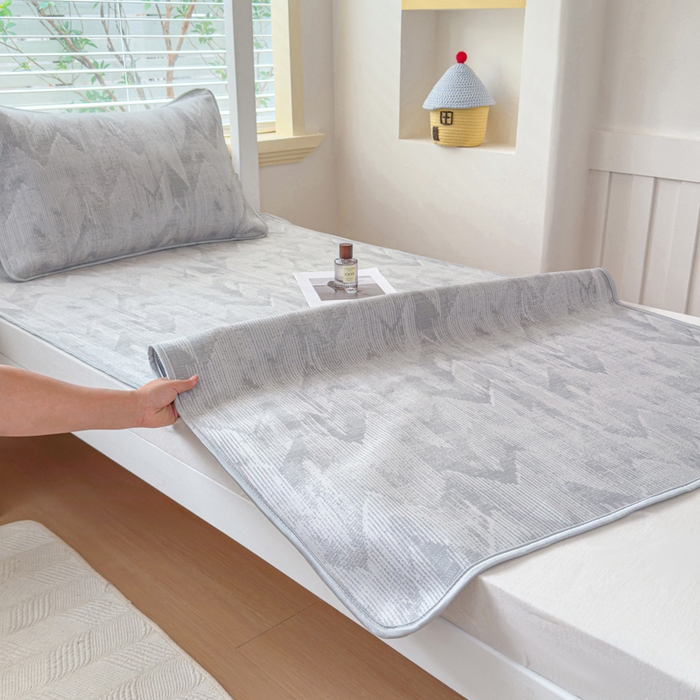 91家纺网 家纺一手货源 找家纺 小萌虎 2025新款亲肤舒适学生宿舍凉席PE凉感凉席席子 学生款山溪-灰