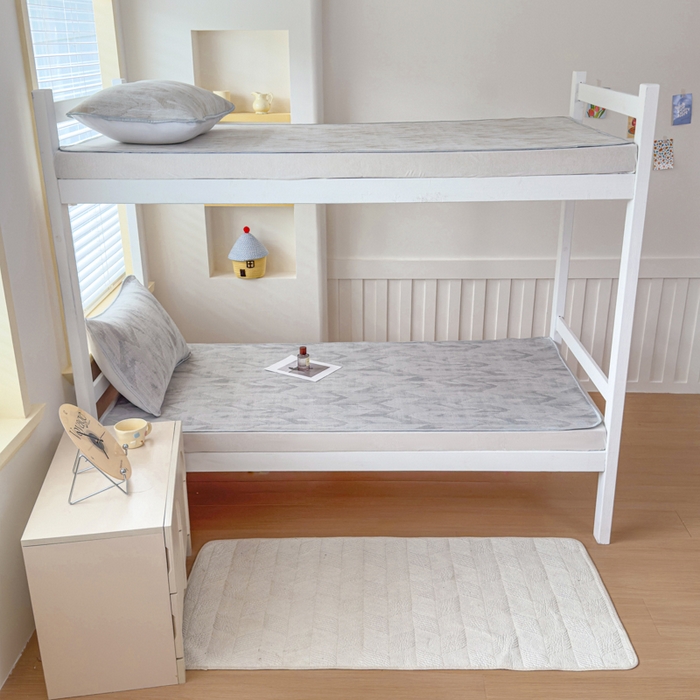 91家纺网 家纺一手货源 找家纺 小萌虎 2025新款亲肤舒适学生宿舍凉席PE凉感凉席席子 学生款山溪-灰