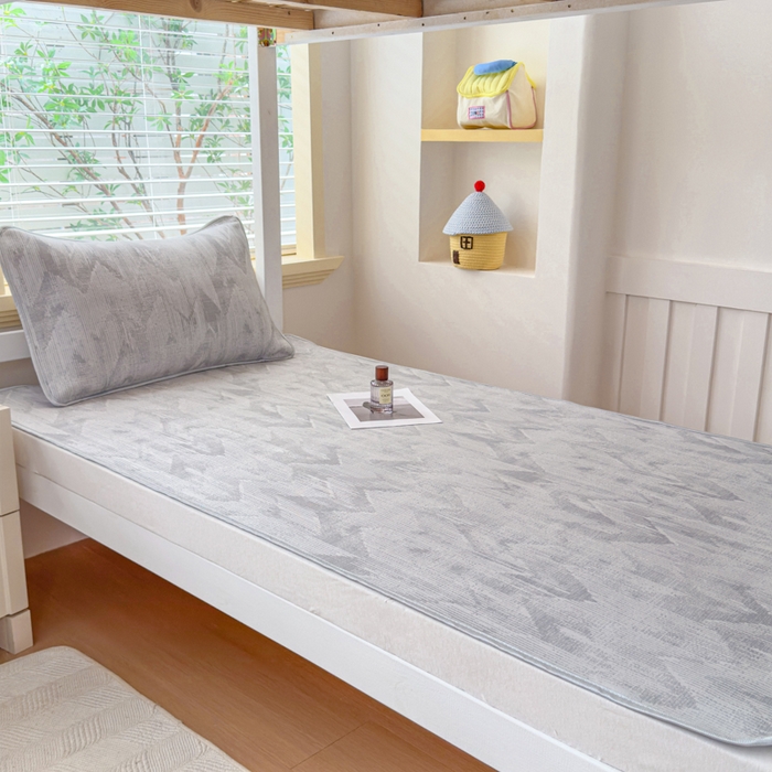 91家纺网 家纺一手货源 找家纺 小萌虎 2025新款亲肤舒适学生宿舍凉席PE凉感凉席席子 学生款山溪-灰