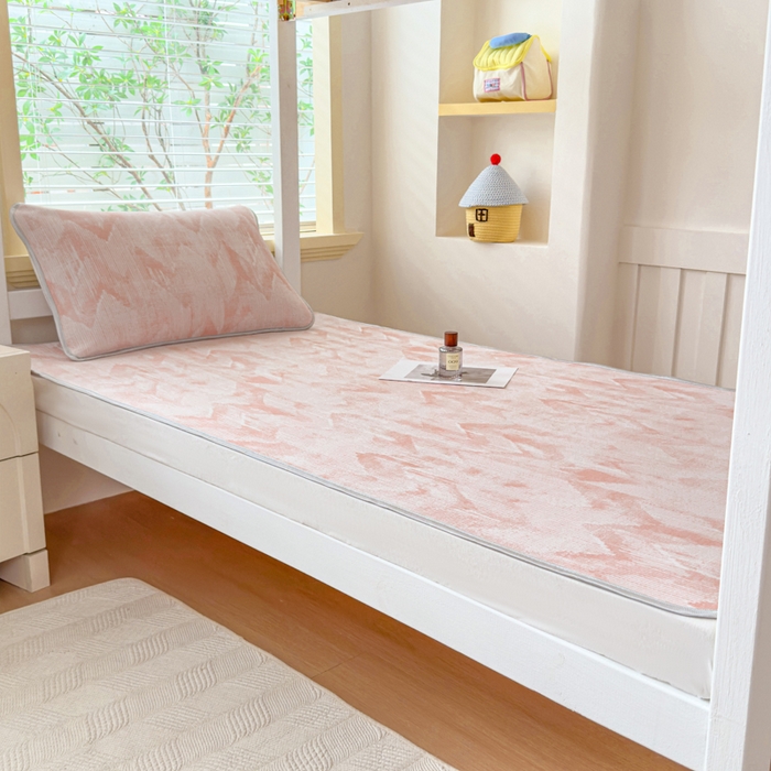 91家纺网 家纺一手货源 找家纺 小萌虎 2025新款亲肤舒适学生宿舍凉席PE凉感凉席席子 学生款山溪-粉