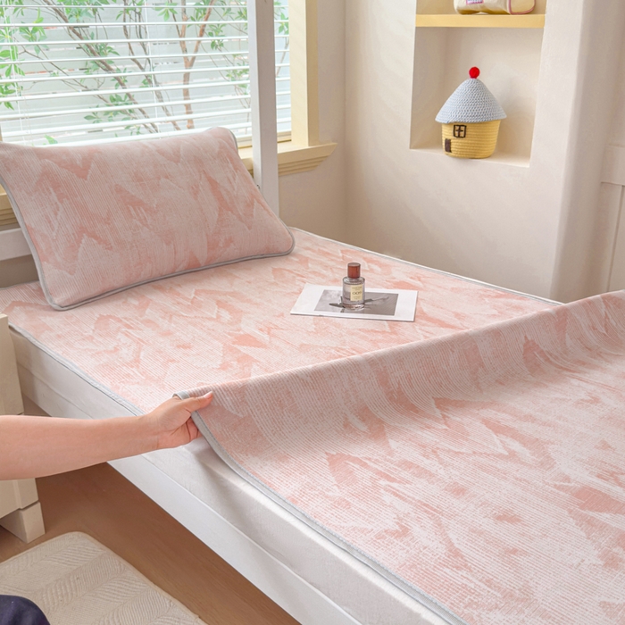 91家纺网 家纺一手货源 找家纺 小萌虎 2025新款亲肤舒适学生宿舍凉席PE凉感凉席席子 学生款山溪-粉