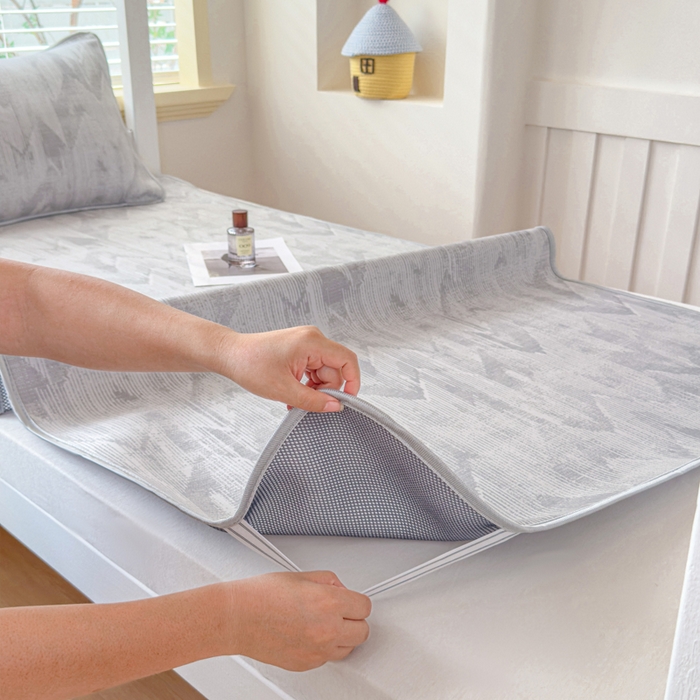 91家纺网 家纺一手货源 找家纺 小萌虎 2025新款亲肤舒适学生宿舍凉席PE凉感凉席席子 学生款山溪-灰