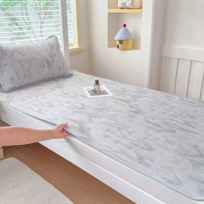 91家纺网 家纺一手货源 找家纺 小萌虎 2025新款亲肤舒适学生宿舍凉席PE凉感凉席席子 学生款山溪-灰