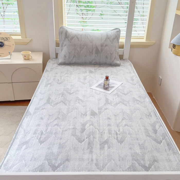 91家纺网 家纺一手货源 找家纺 小萌虎 2025新款亲肤舒适学生宿舍凉席PE凉感凉席席子 学生款山溪-灰