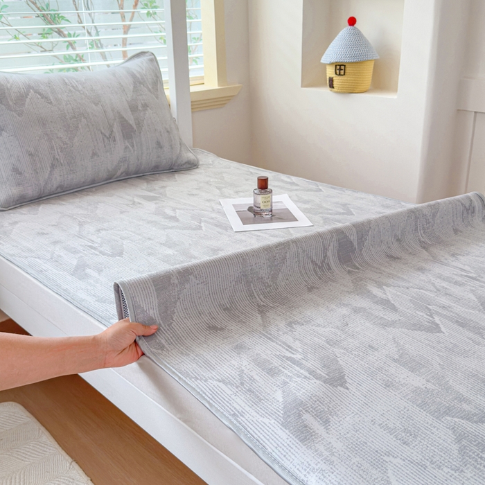 91家纺网 家纺一手货源 找家纺 小萌虎 2025新款亲肤舒适学生宿舍凉席PE凉感凉席席子 学生款山溪-灰