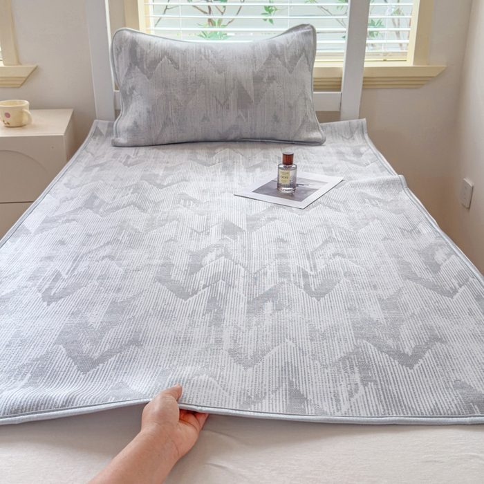 91家纺网 家纺一手货源 找家纺 小萌虎 2025新款亲肤舒适学生宿舍凉席PE凉感凉席席子 学生款山溪-灰