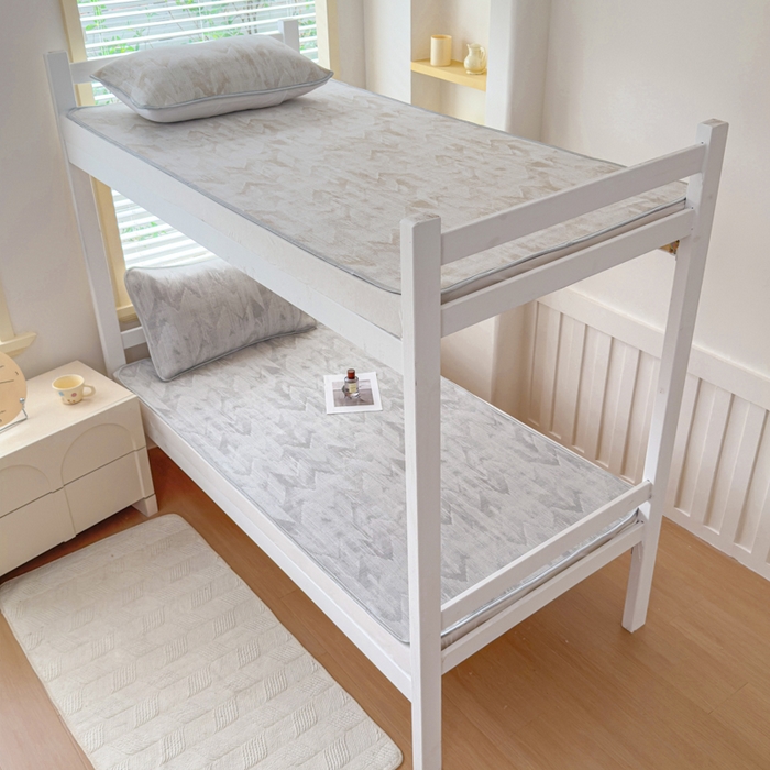 91家纺网 家纺一手货源 找家纺 小萌虎 2025新款亲肤舒适学生宿舍凉席PE凉感凉席席子 学生款山溪-灰