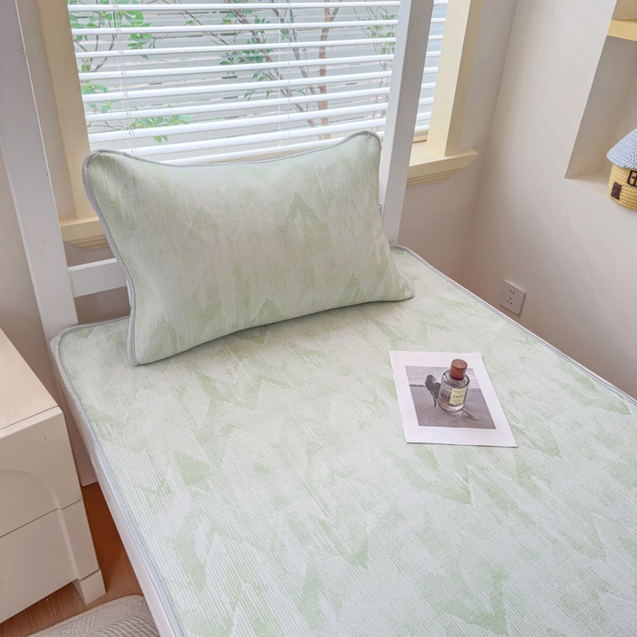 91家纺网 家纺一手货源 找家纺 小萌虎 2025新款亲肤舒适学生宿舍凉席PE凉感凉席席子 学生款山溪-绿