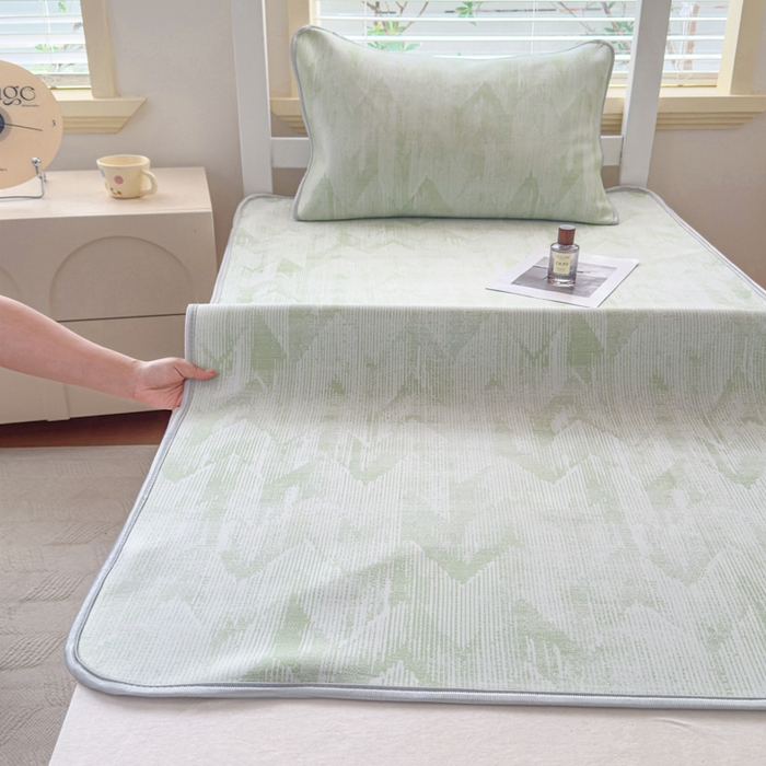 91家纺网 家纺一手货源 找家纺 小萌虎 2025新款亲肤舒适学生宿舍凉席PE凉感凉席席子 学生款山溪-绿