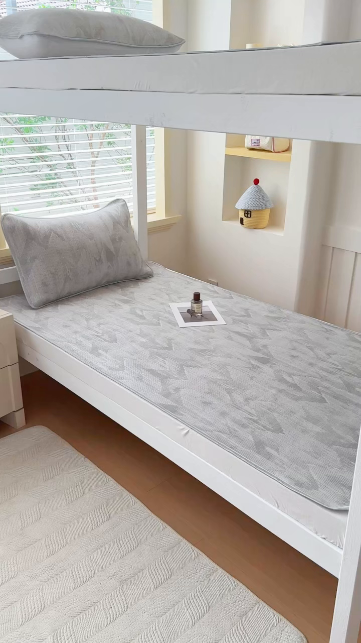 91家纺网 家纺一手货源 找家纺 小萌虎 2025新款亲肤舒适学生宿舍凉席PE凉感凉席席子 学生款山溪-灰