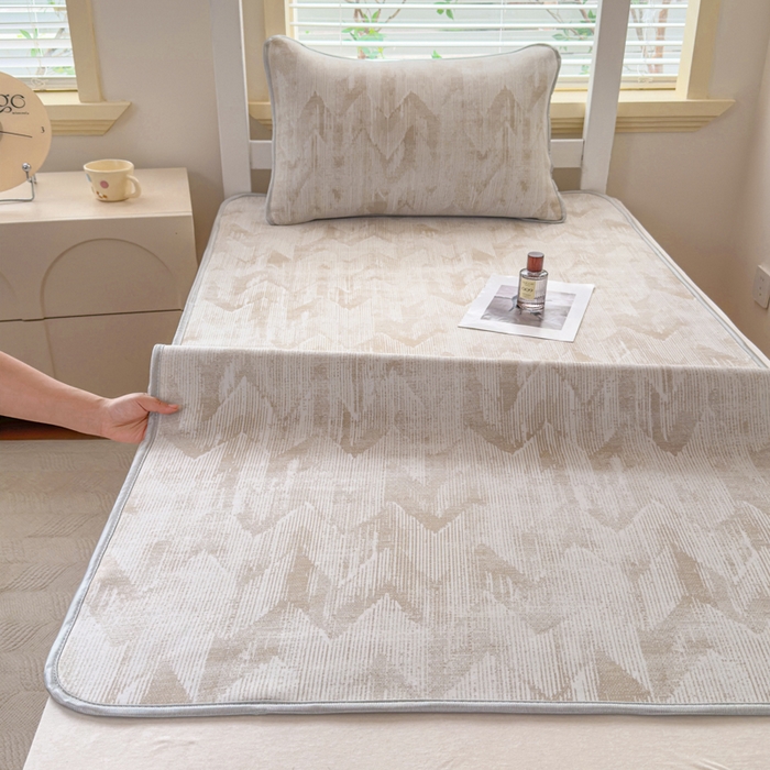 91家纺网 家纺一手货源 找家纺 小萌虎 2025新款亲肤舒适学生宿舍凉席PE凉感凉席席子 学生款山溪-咖