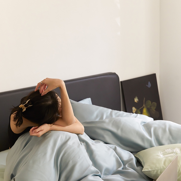 91家纺网 家纺一手货源 找家纺 威克凯丽 2025新款60支纯色兰精天丝四件套--风格二 天空蓝-浅艾绿