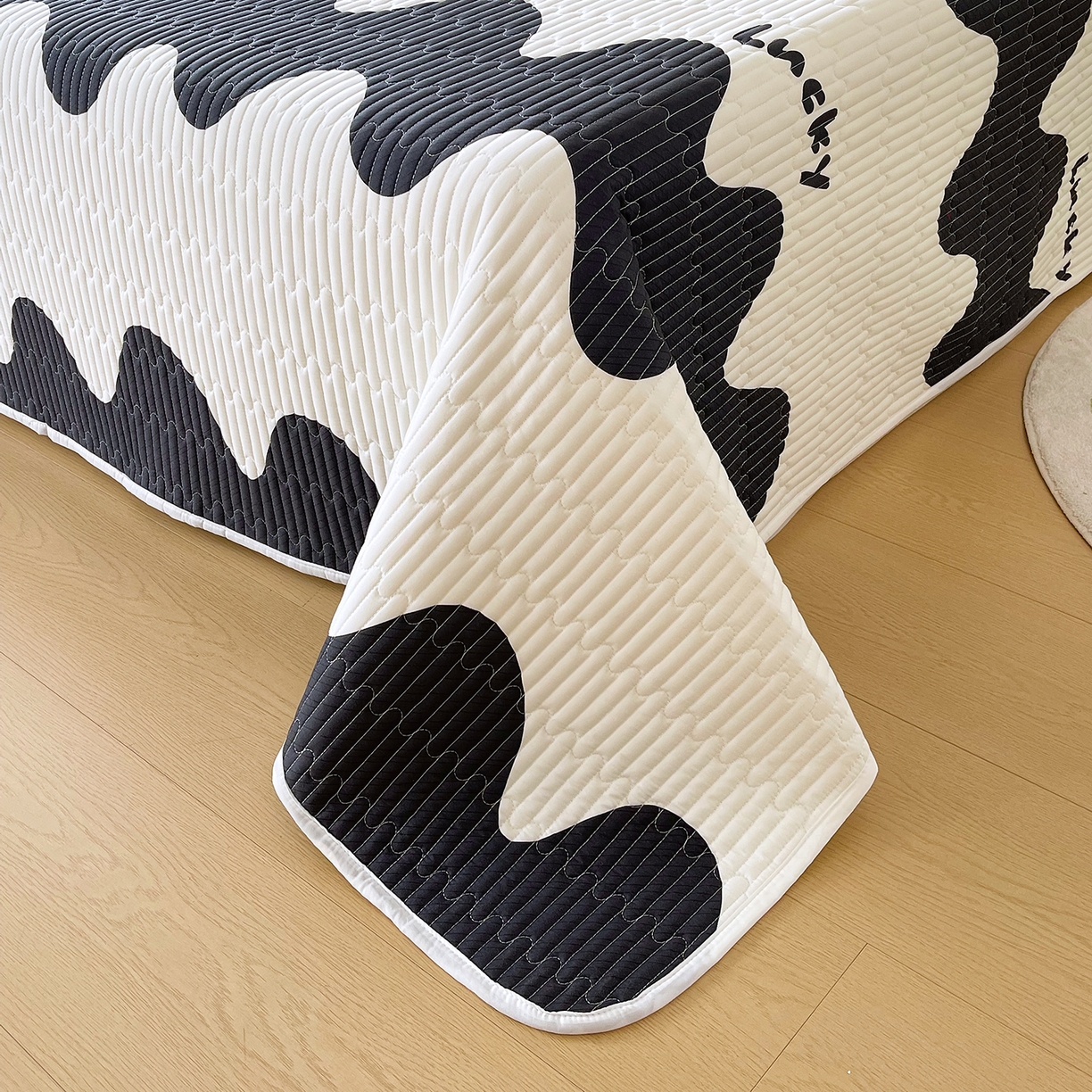 91家纺网 家纺一手货源 找家纺 金鑫汇家纺2025新款A类全棉印花床盖四件套 波浪世界