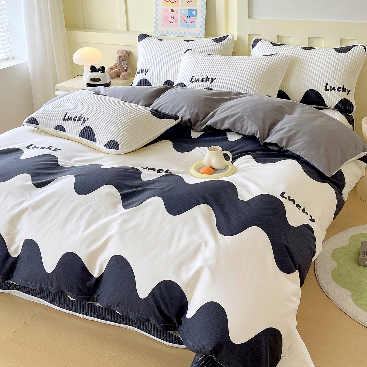 91家纺网 家纺一手货源 找家纺 金鑫汇家纺2025新款A类全棉印花床盖四件套 波浪世界