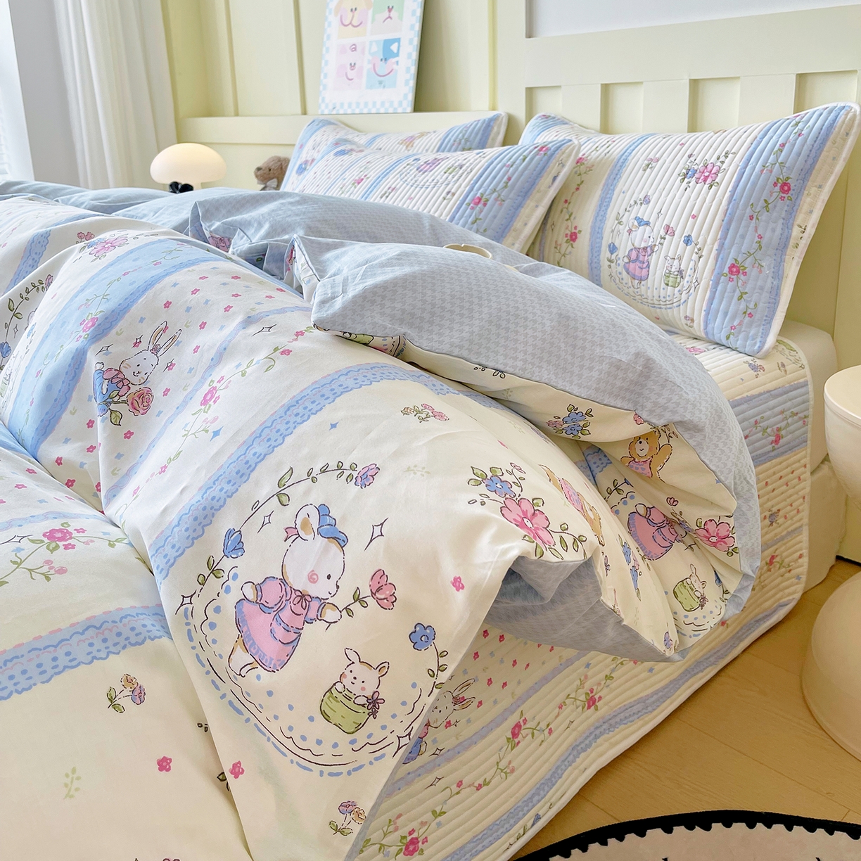 91家纺网 家纺一手货源 找家纺 金鑫汇家纺2025新款A类全棉印花床盖四件套 快乐萌兔