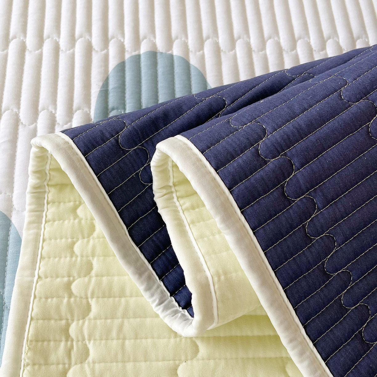 91家纺网 家纺一手货源 找家纺 金鑫汇家纺2025新款A类全棉印花床盖四件套 奶油蓝