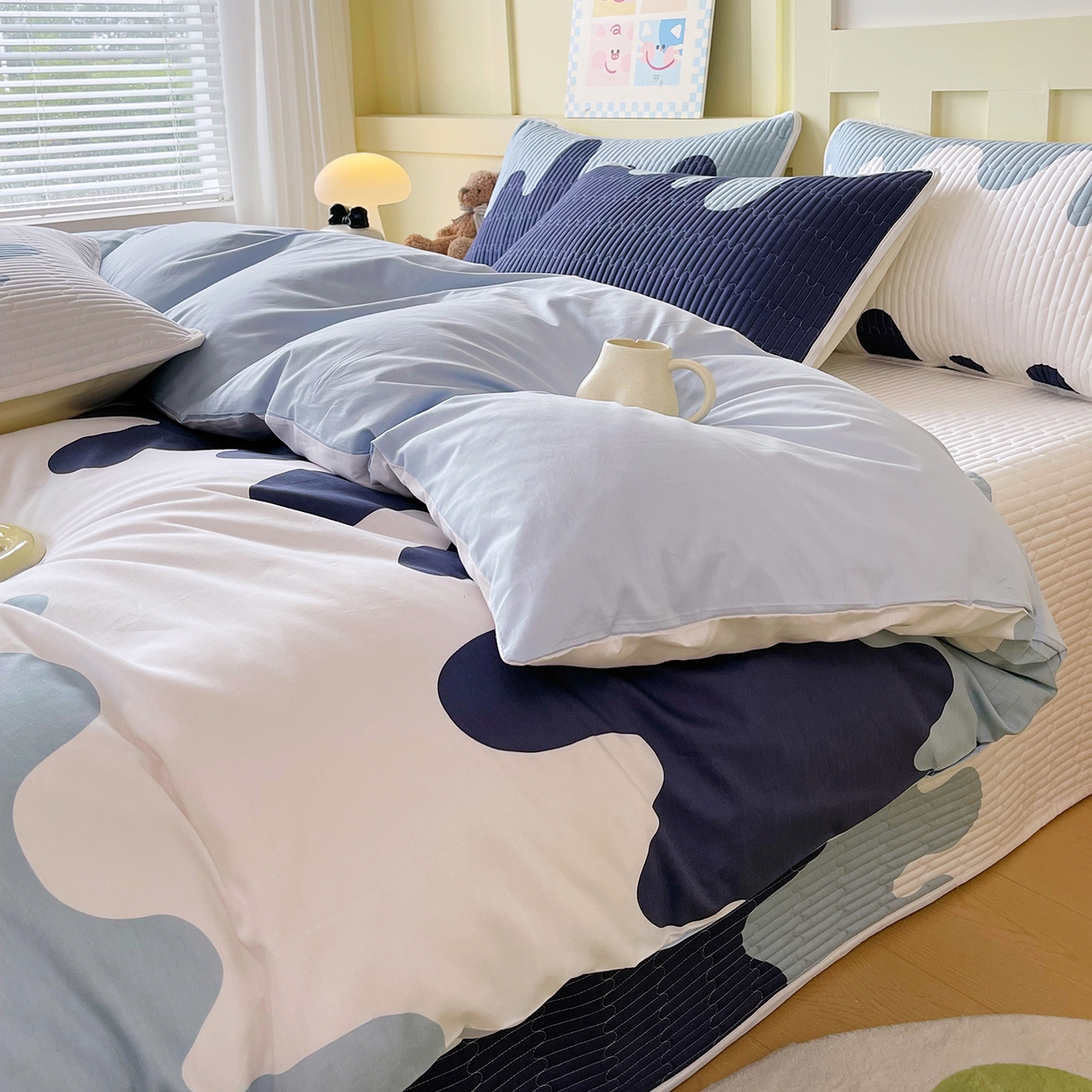 91家纺网 家纺一手货源 找家纺 金鑫汇家纺2025新款A类全棉印花床盖四件套 奶油蓝