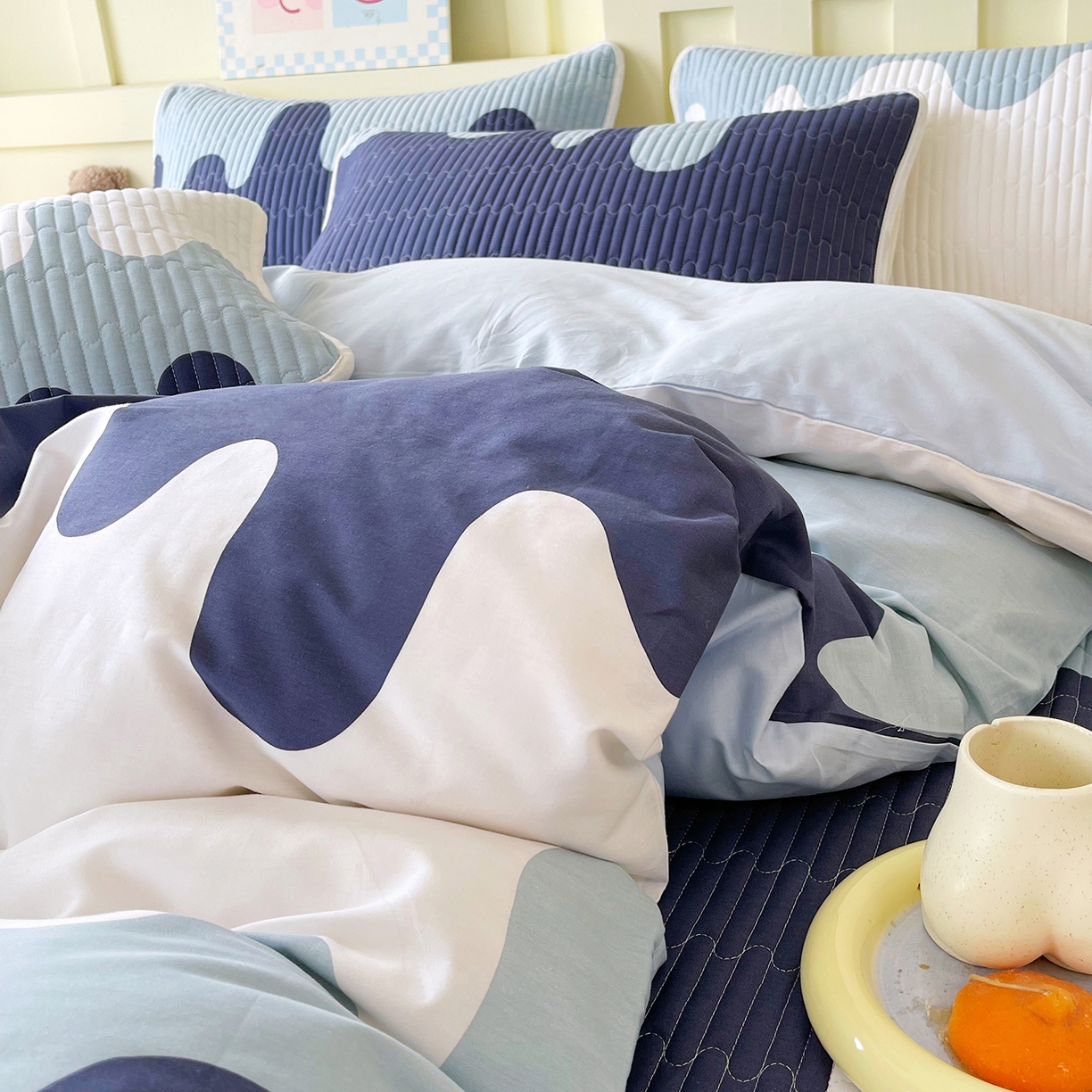 91家纺网 家纺一手货源 找家纺 金鑫汇家纺2025新款A类全棉印花床盖四件套 奶油蓝