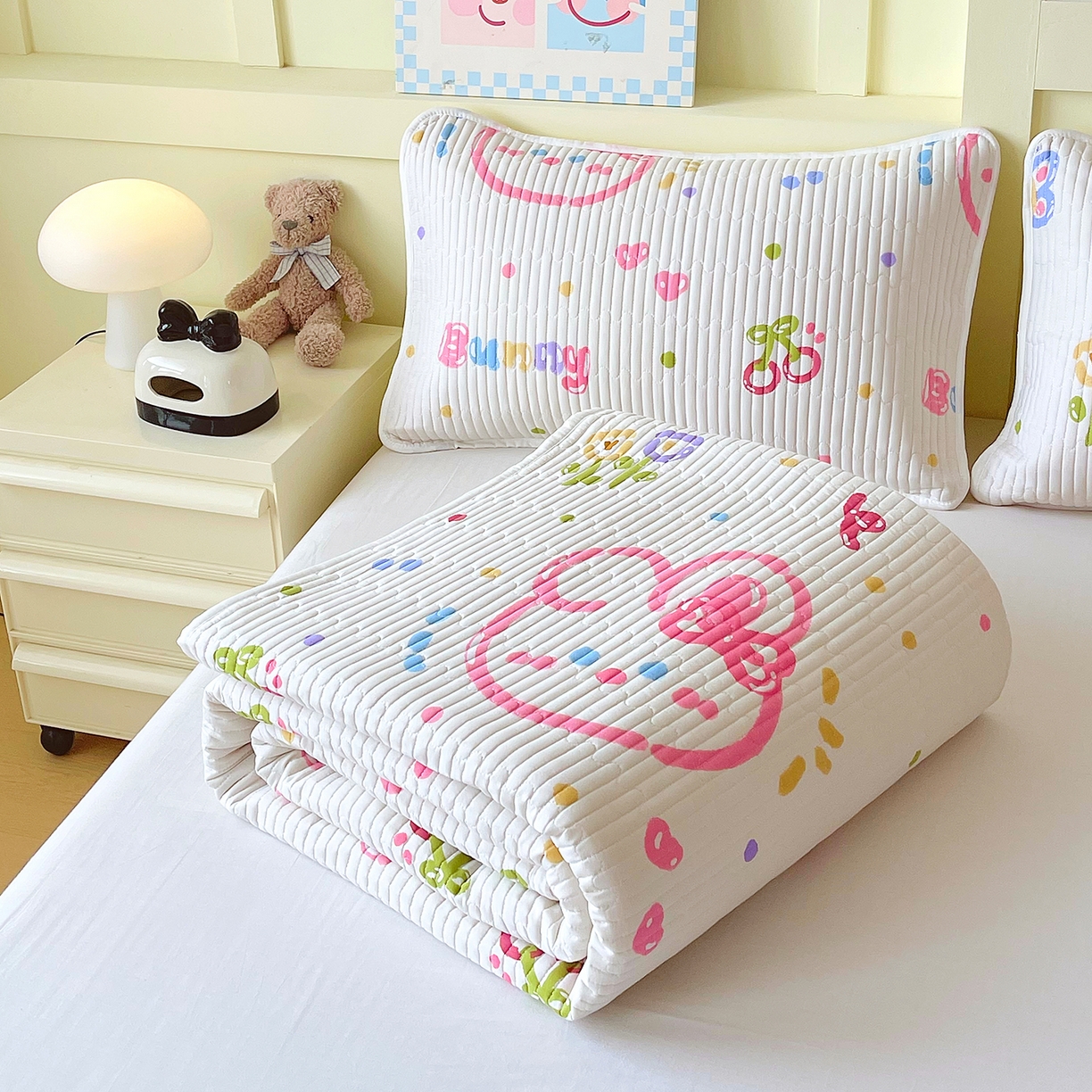 91家纺网 家纺一手货源 找家纺 金鑫汇家纺2025新款A类全棉印花床盖四件套 奇趣小兔