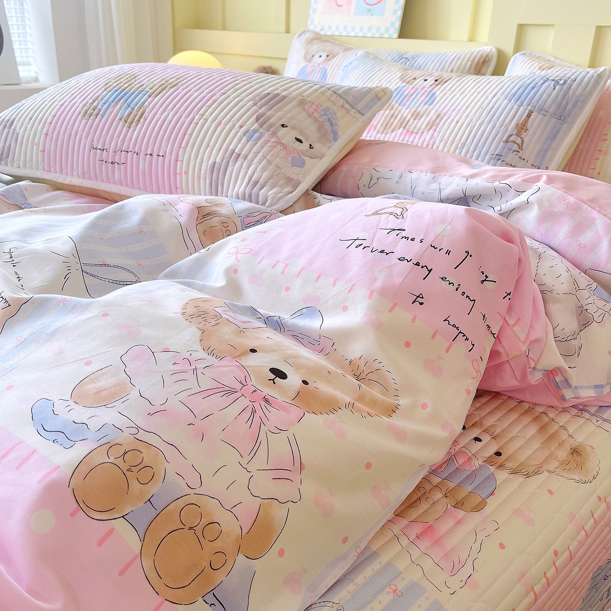 91家纺网 家纺一手货源 找家纺 金鑫汇家纺2025新款A类全棉印花床盖四件套 熊熊精灵