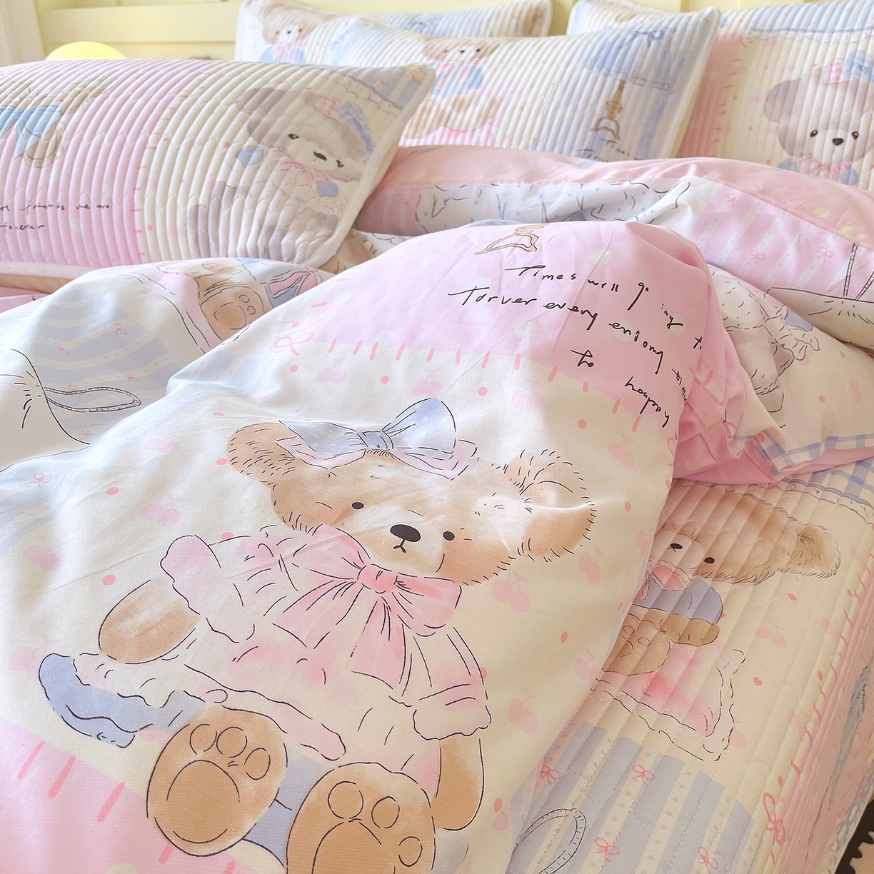 91家纺网 家纺一手货源 找家纺 金鑫汇家纺2025新款A类全棉印花床盖四件套 熊熊精灵