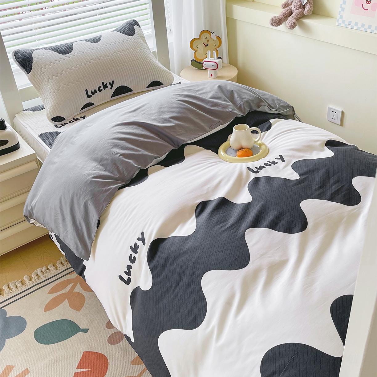 91家纺网 家纺一手货源 找家纺 金鑫汇家纺2025新款A类宿舍全棉印花床盖三件套 波浪世界