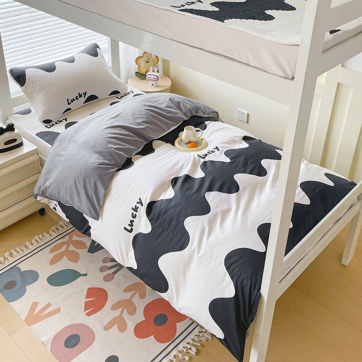 91家纺网 家纺一手货源 找家纺 金鑫汇家纺2025新款A类宿舍全棉印花床盖三件套 波浪世界