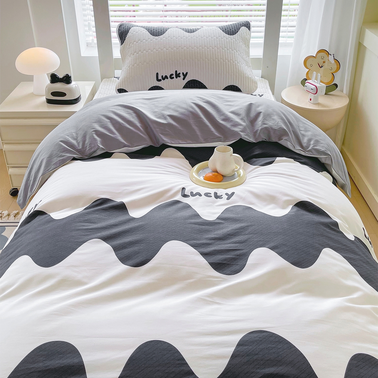 91家纺网 家纺一手货源 找家纺 金鑫汇家纺2025新款A类宿舍全棉印花床盖三件套 波浪世界