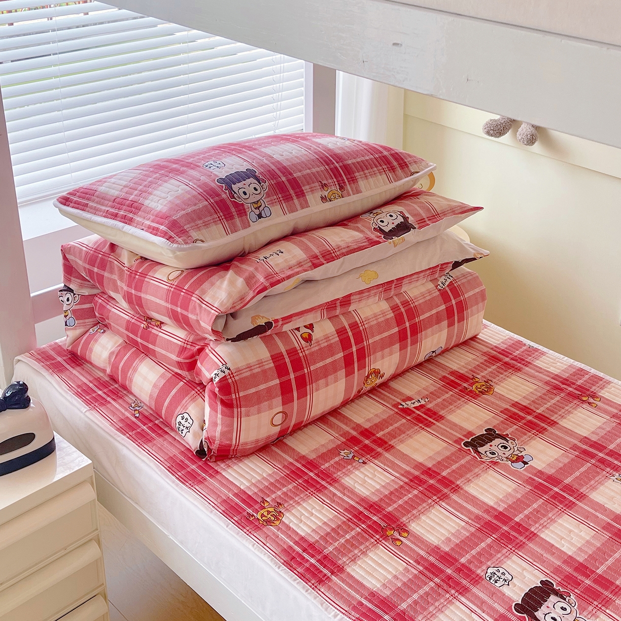 91家纺网 家纺一手货源 找家纺 金鑫汇家纺2025新款A类宿舍全棉印花床盖三件套 传奇哪吒·红