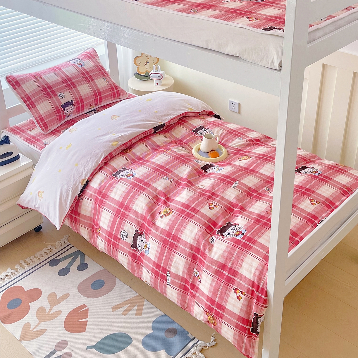 91家纺网 家纺一手货源 找家纺 金鑫汇家纺2025新款A类宿舍全棉印花床盖三件套 传奇哪吒·红