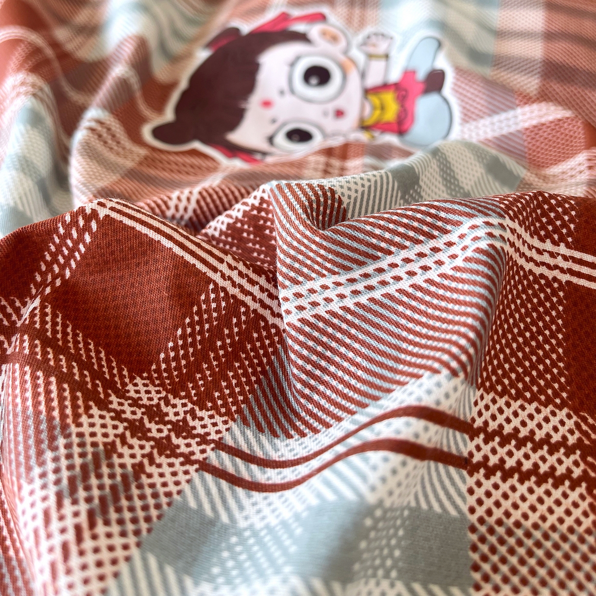 91家纺网 家纺一手货源 找家纺 金鑫汇家纺2025新款A类宿舍全棉印花床盖三件套 传奇哪吒·棕