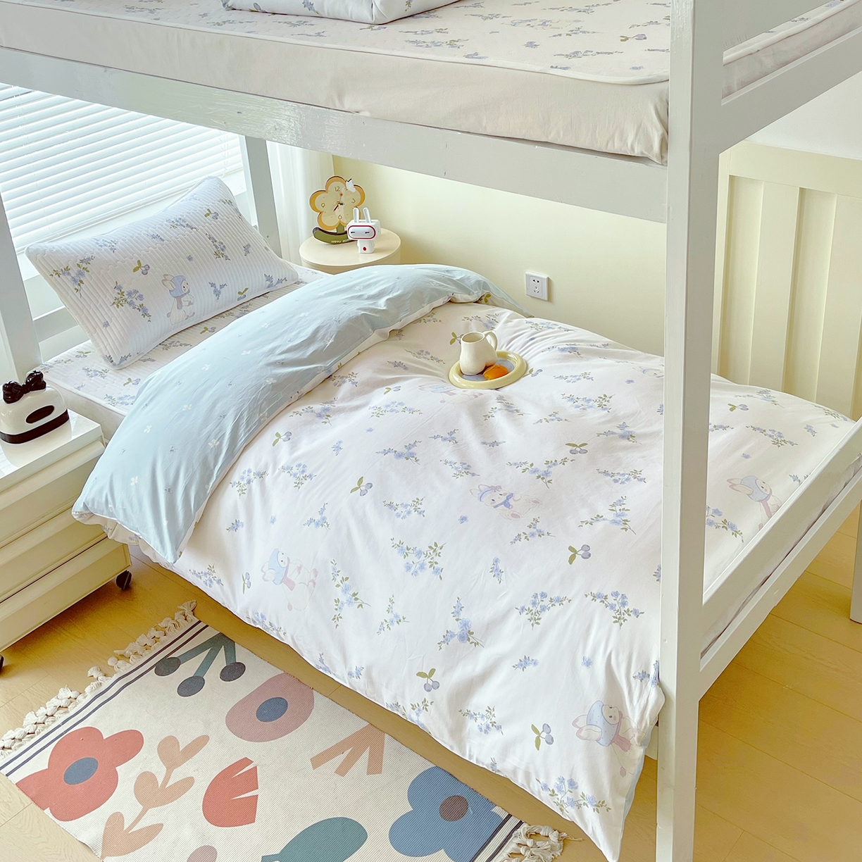 91家纺网 家纺一手货源 找家纺 金鑫汇家纺2025新款A类宿舍全棉印花床盖三件套 花丛兔