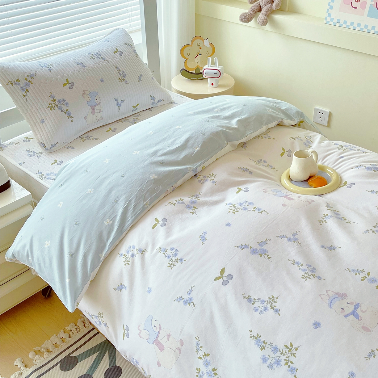 91家纺网 家纺一手货源 找家纺 金鑫汇家纺2025新款A类宿舍全棉印花床盖三件套 花丛兔