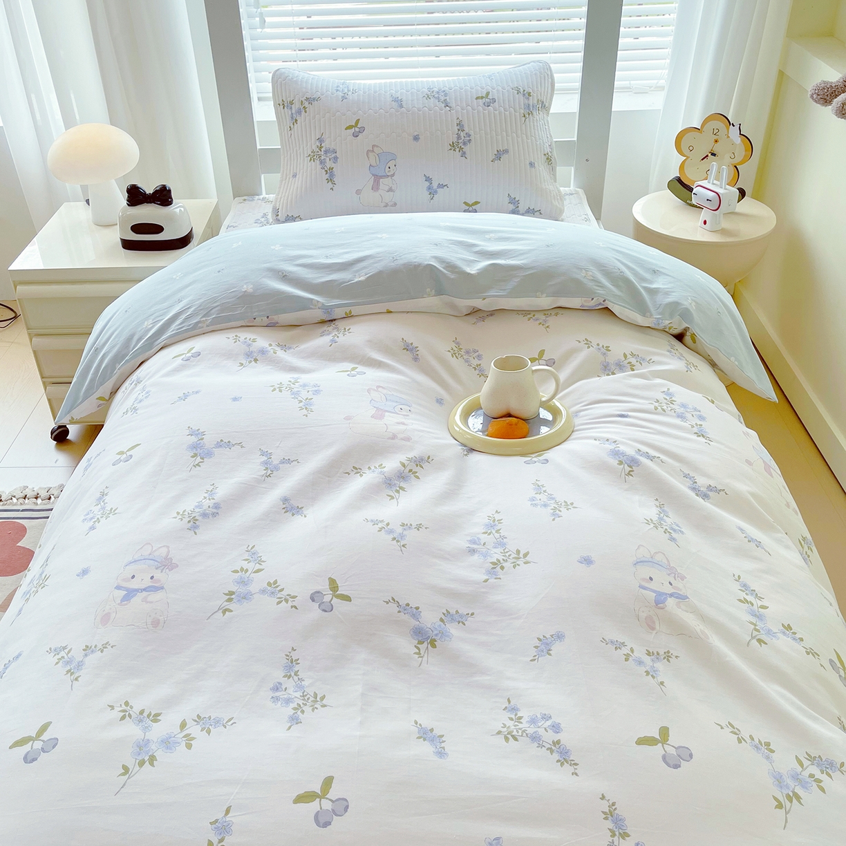 91家纺网 家纺一手货源 找家纺 金鑫汇家纺2025新款A类宿舍全棉印花床盖三件套 花丛兔