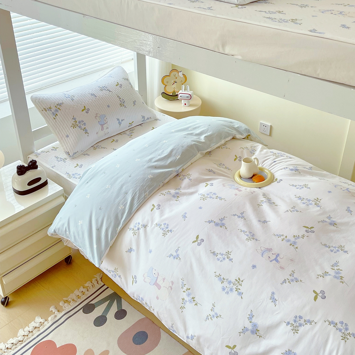 91家纺网 家纺一手货源 找家纺 金鑫汇家纺2025新款A类宿舍全棉印花床盖三件套 花丛兔