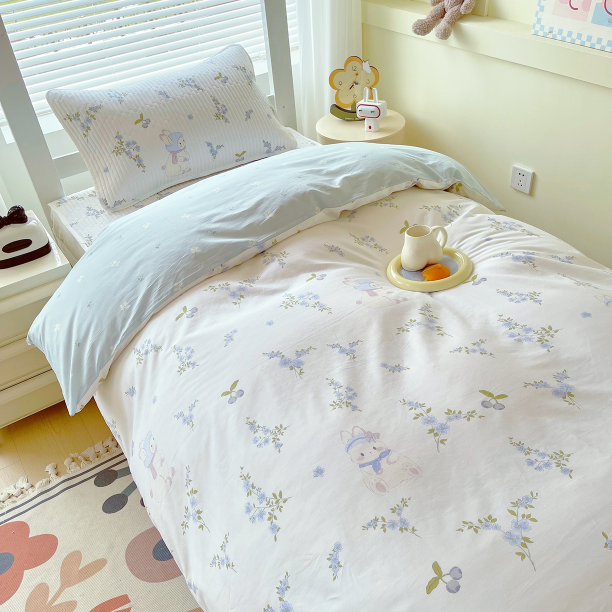 91家纺网 家纺一手货源 找家纺 金鑫汇家纺2025新款A类宿舍全棉印花床盖三件套 花丛兔