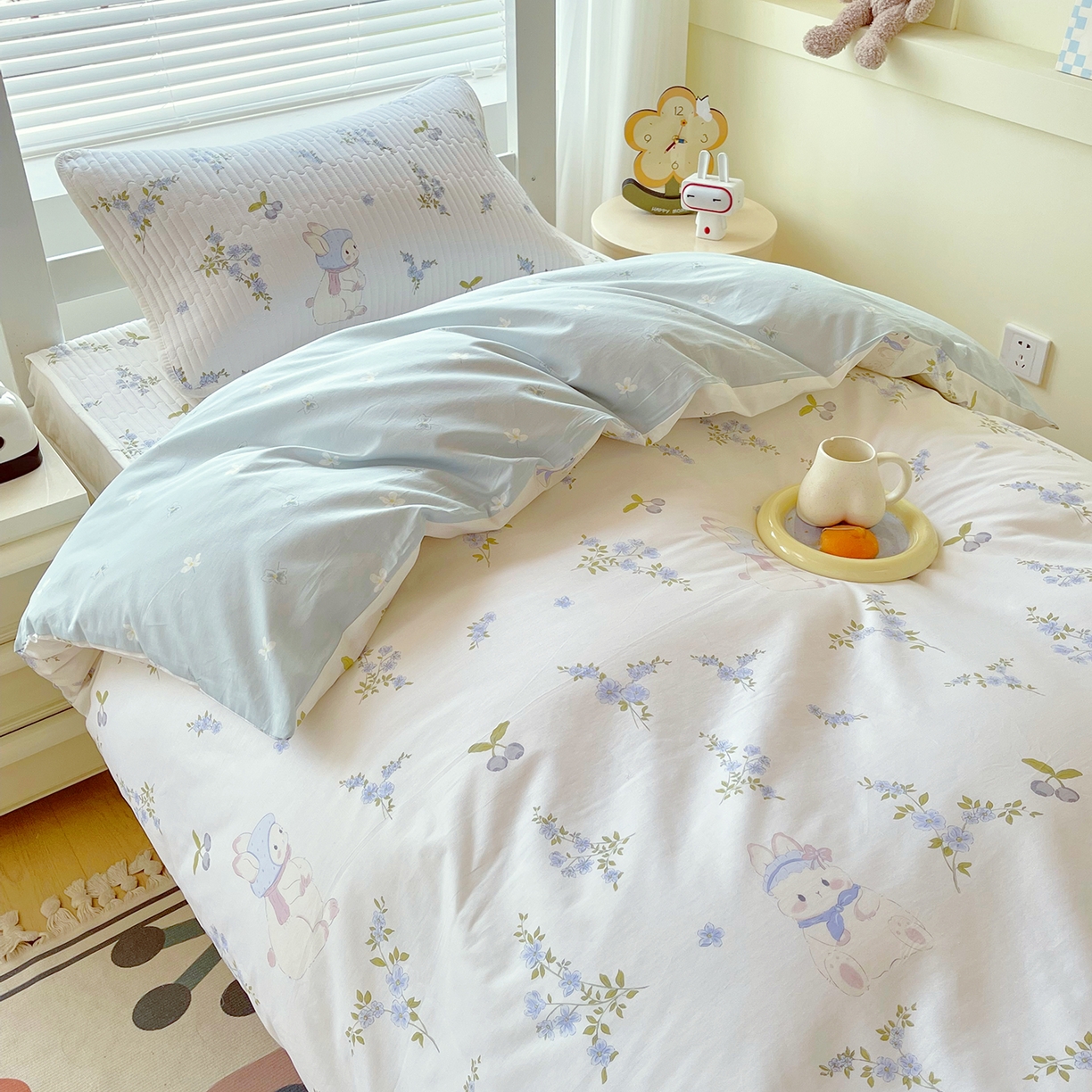 91家纺网 家纺一手货源 找家纺 金鑫汇家纺2025新款A类宿舍全棉印花床盖三件套 花丛兔