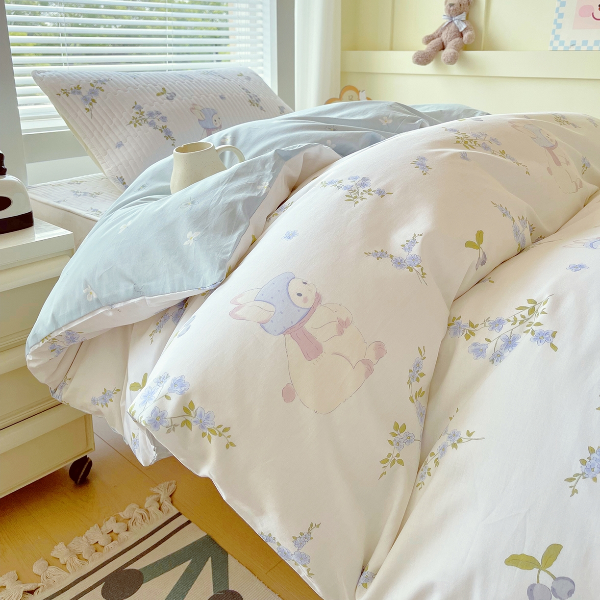 91家纺网 家纺一手货源 找家纺 金鑫汇家纺2025新款A类宿舍全棉印花床盖三件套 花丛兔